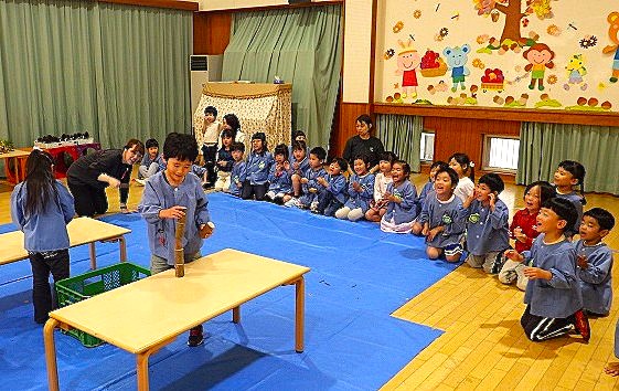 小枝の積み上げチャレンジする園児さん