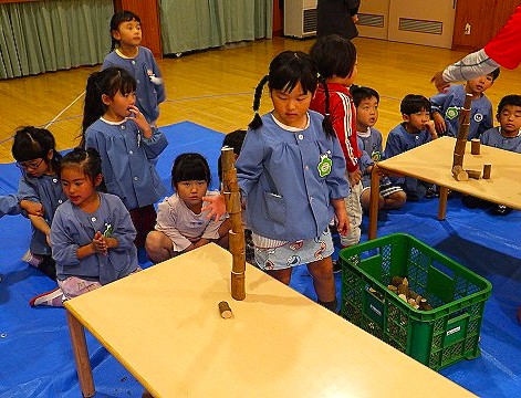 他の園児さんの声援を受けながら頑張る園児さん