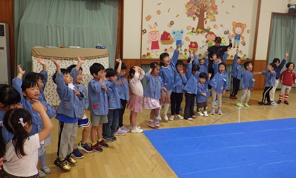 「楽しかったぁ~」と手を挙げる園児さん