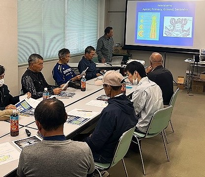 樹木の生理について学ぶ参加者
