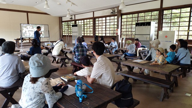 室内できのこについて説明を受ける参加者