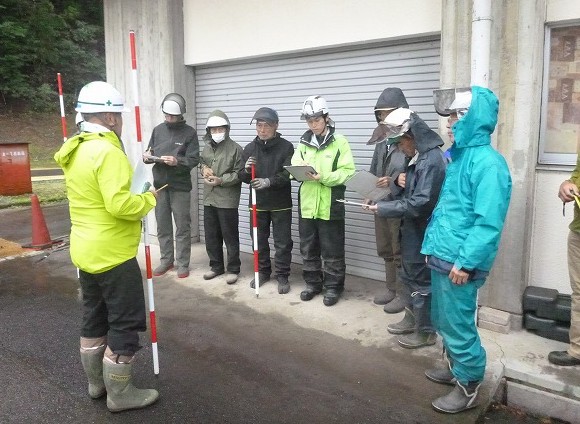 向井譲先生から調査地の概要を聞く参加者