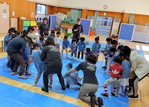 スティックゲームに夢中になる園児さん