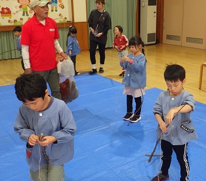 釣り竿に釣り糸を縛る園児さん