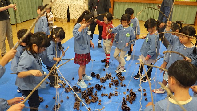 「つりぼっくり」に挑戦する園児さん