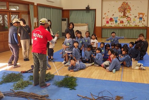「モクミン」の作り方を聞く園児さん