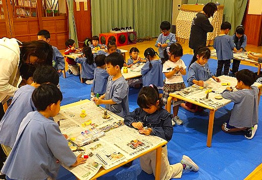 他の園児が作った作品も気にしながら作成に没頭する園児さん