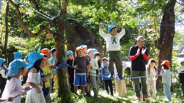 ロープ渡りに挑戦する園児さん