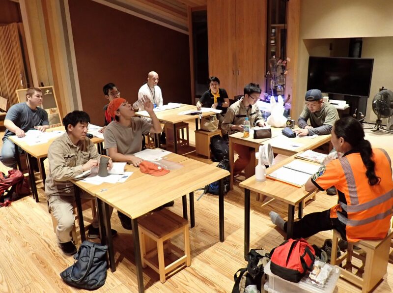 テキストに基づいて説明する近藤さん