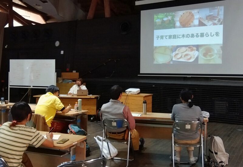 森林とつながる木のある暮らしについて説く小玉さん